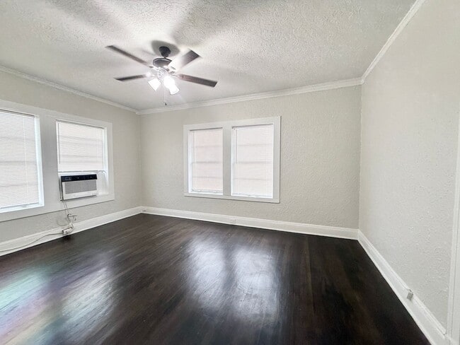 Building Photo - Unique Upstairs Studio w/ Hardwoods in Vintage 1920's Complex