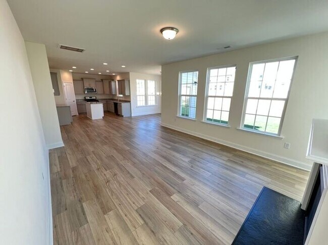 Building Photo - LIKE NEW 4 Bedroom Home w/ Ground Floor Be...
