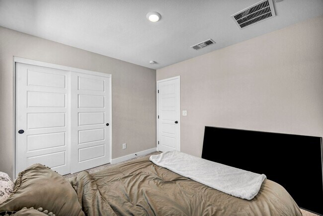 Building Photo - Spacious 5-Bedroom Home with Loft, Pool & Mountain Views