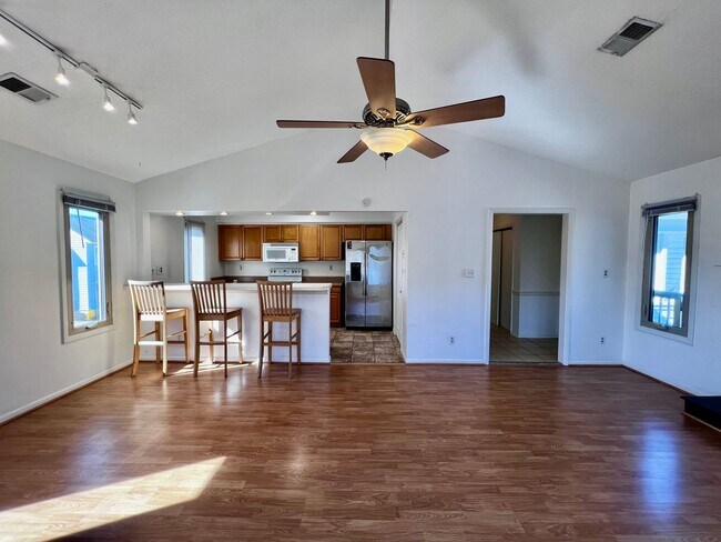 Building Photo - 622 Pinewood Dr