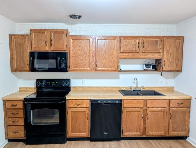 Building Photo - 102 Piedmont Cir