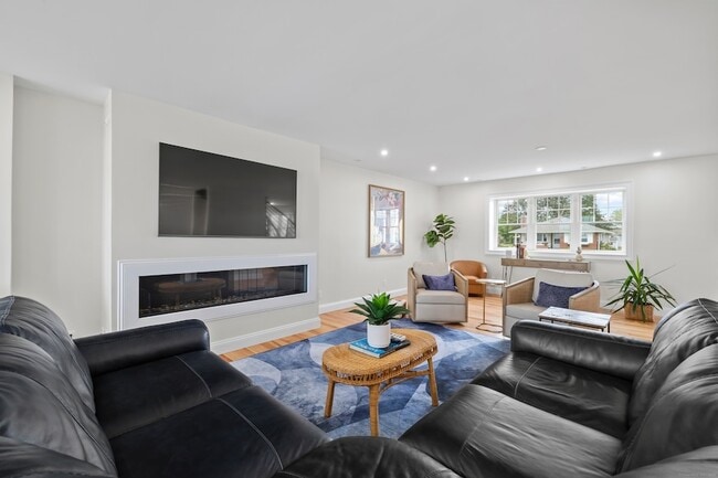 Building Photo - 18 Bel Aire Manor