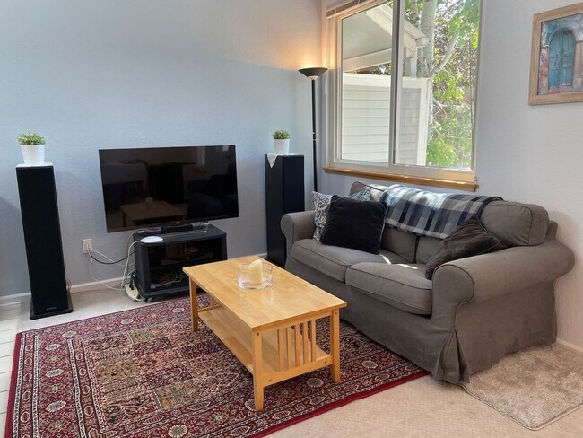 Building Photo - Charming 3b/2.5b Townhome In Louisville