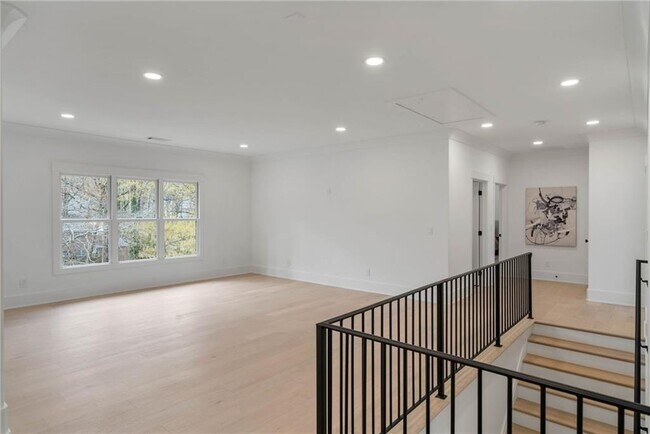 Building Photo - 312 Meadow Dr