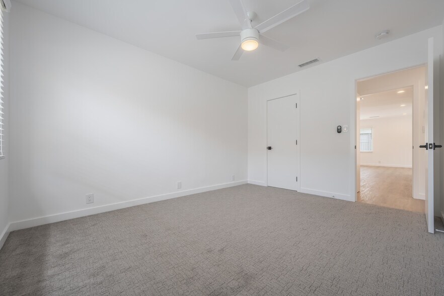 Building Photo - 3201 S Barrington Ave