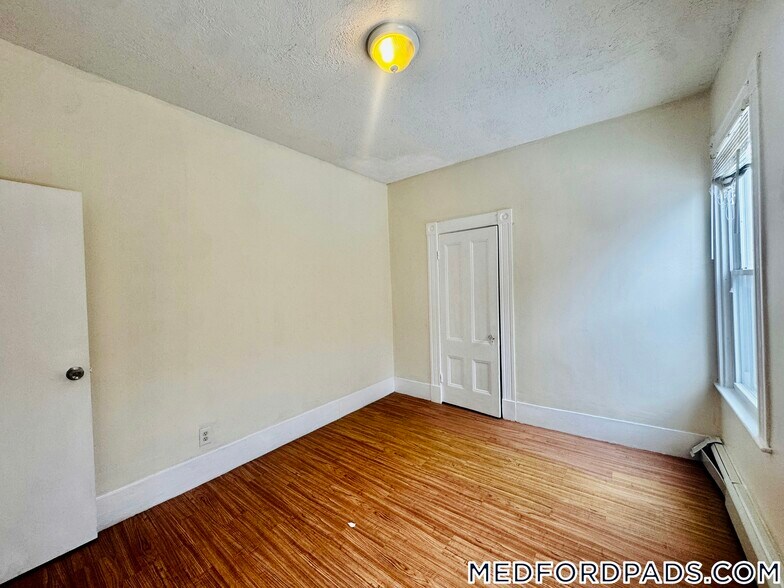 Building Photo - 569 Main St