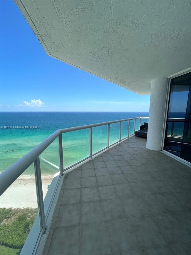 Building Photo - 16425 Collins Ave