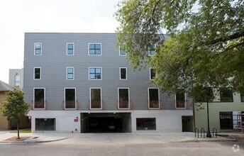 Building Photo - 911 W 22nd St