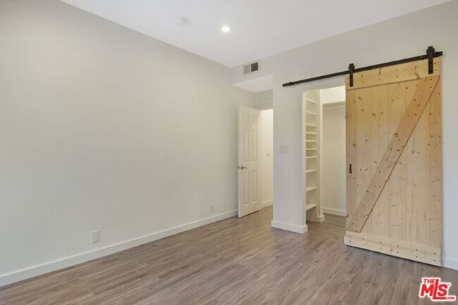 Building Photo - Stunning Playa del Rey Condo Awaits You!