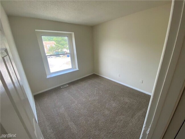 Building Photo - 3 br, 1.5 bath Townhome - 608 Chancery Sq