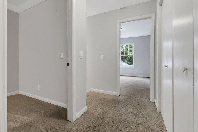Building Photo - 5535 Thalman Dr