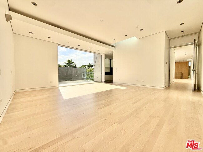 Building Photo - 716 Brooks Ave