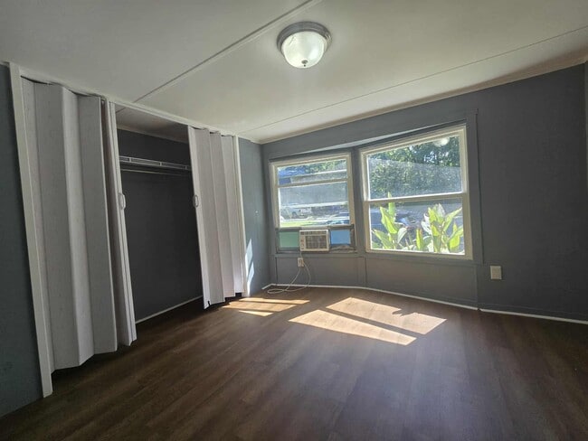 Building Photo - 1380 Mapleash Ave