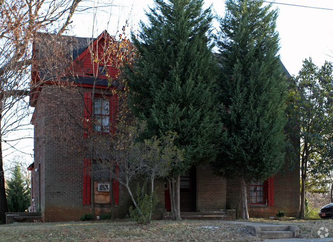 Primary Photo - 423 N Main St