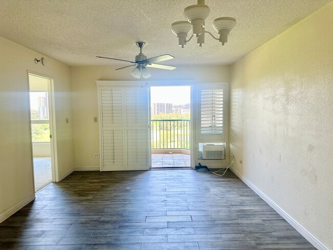 Building Photo - 2 bedroom 2 bath unit in highly desirable ...