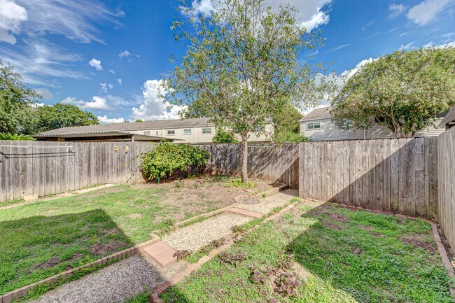 Building Photo - 7547 Brompton St