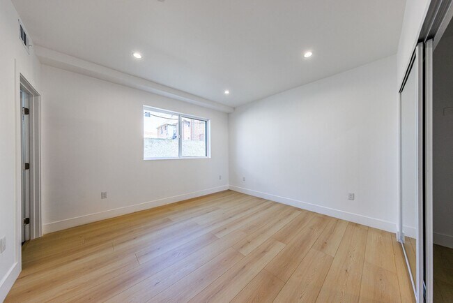 Building Photo - 1259 S Longwood Ave