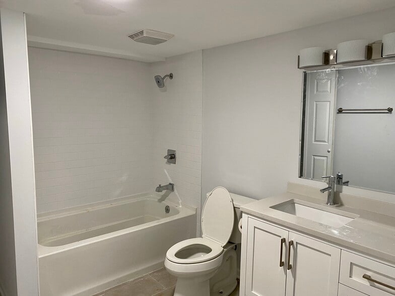 Bathroom - 2058 W Hutchinson St