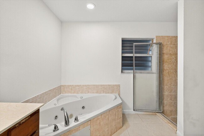 Building Photo - 1058 SW Locke Ave