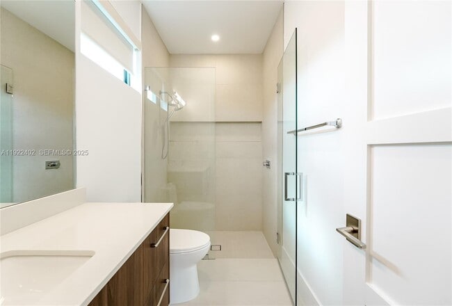 Building Photo - 333 NE Spanish Ct