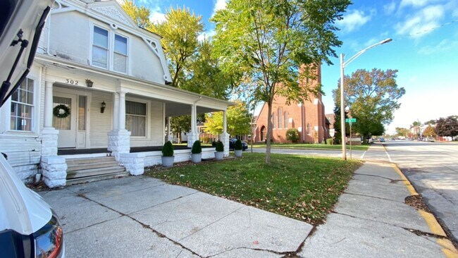 Primary Photo - 302 E Lincoln Ave
