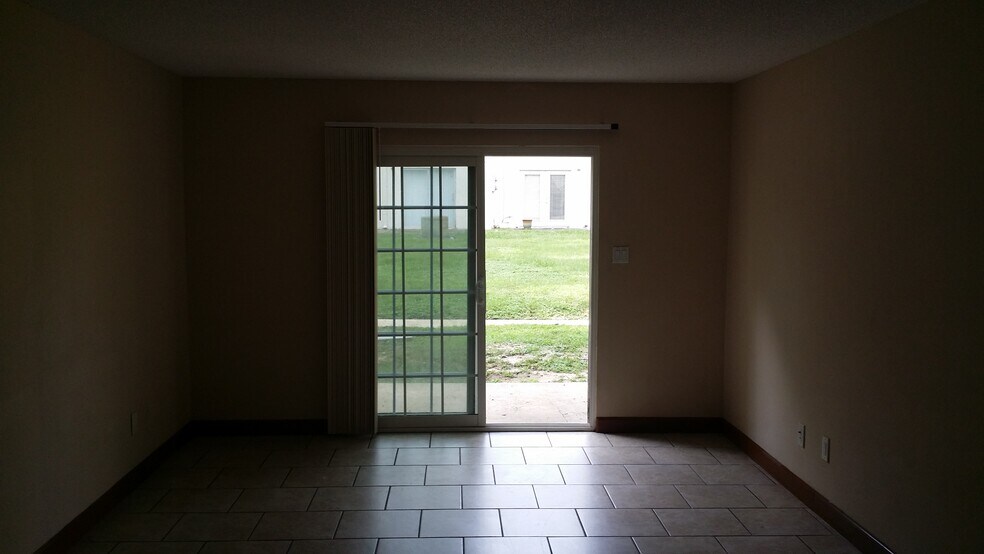 Building Photo - 2325 West Pensacola St 139