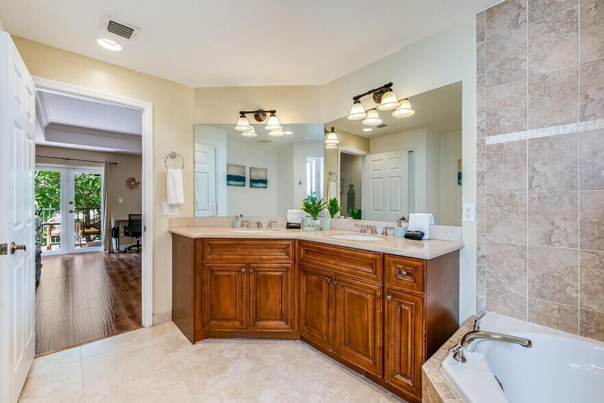 Building Photo - 1721 SW 23rd St