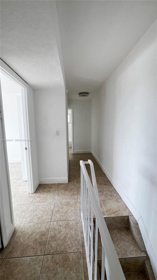 Building Photo - 984 W 40th St