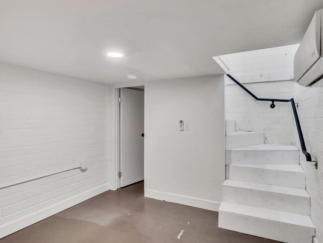 Building Photo - 544 W 17th Pl