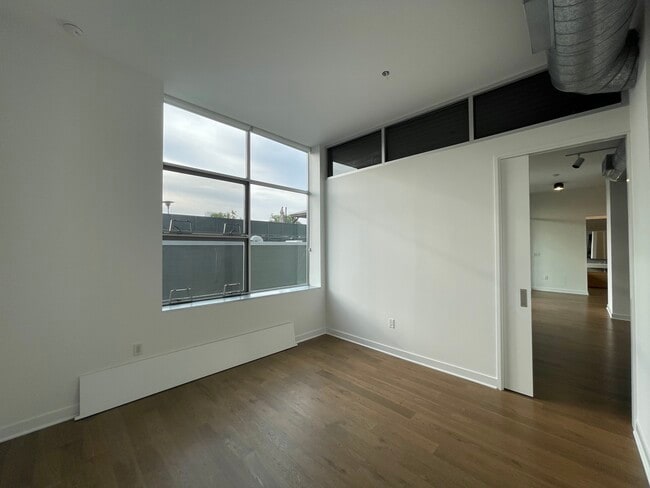 Guest room/office - 4080 Glencoe Ave