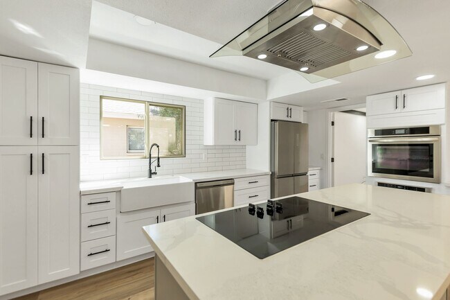 Building Photo - Remodeled 3 Bed 2 Bath 2 Car Garage Unfurnished 12 month lease with bonus room and AC in 2 car ga...