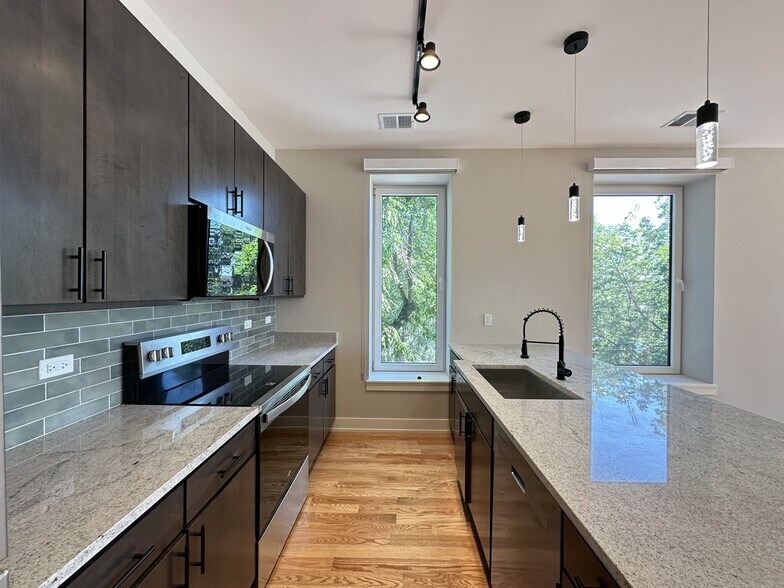 Building Photo - 2100 W 18th Pl