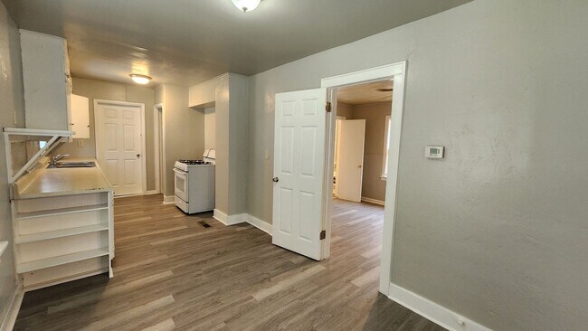Building Photo - Nice 4 Bedroom, 2 Bath Home Near OCU & The...