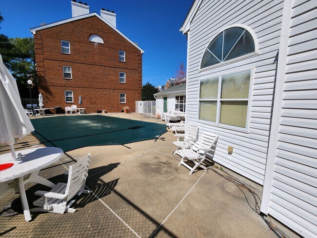 Building Photo - Top Floor Condo in Gated Community!