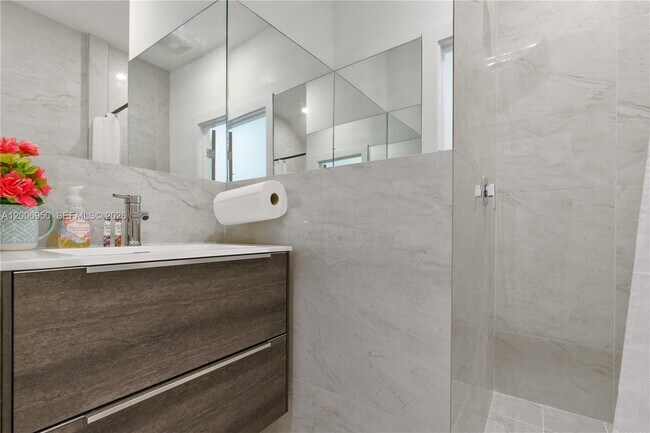 Building Photo - 2889 SW 33rd Ave