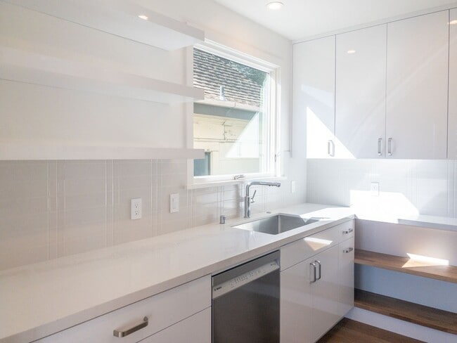 Building Photo - Stunning, Newly Remodeled, Top Floor Flat, Huge Private Deck,  Bay Views, Laundry! Parking! PROGR...