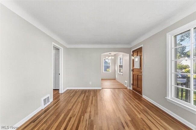 Building Photo - 866 E 209th St