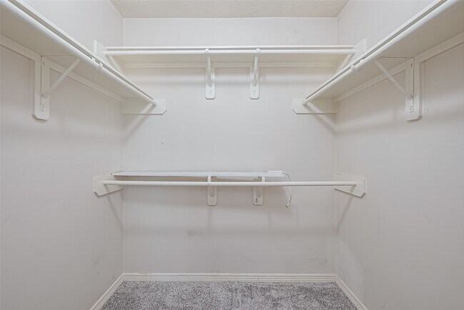 Building Photo - 2202 Highland Crossing Dr