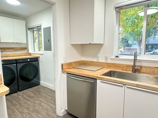 Building Photo - Beautifully Remodeled Duplex in Downtown L...