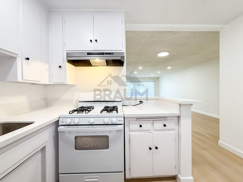Building Photo - 6039 Whitsett Ave