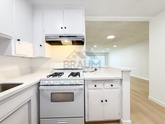 Building Photo - 6039 Whitsett Ave