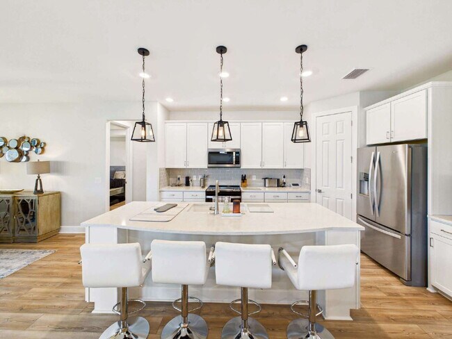 Building Photo - Furnished 3 Bedroom, 2 Bath Single-Family ...