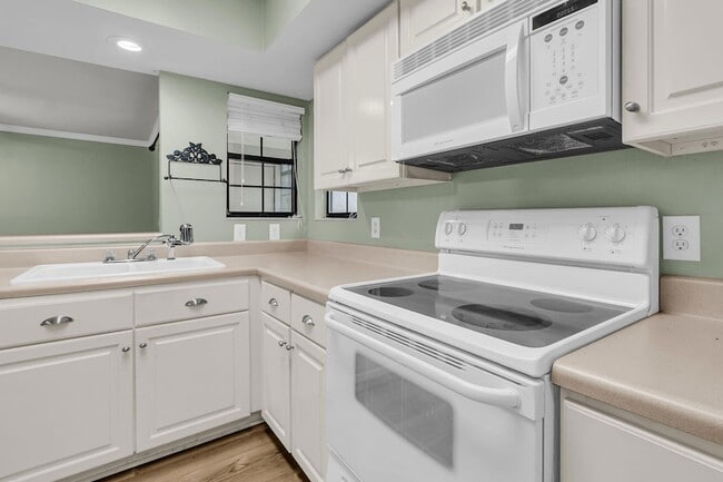 Building Photo - 1850 Montclair Dr