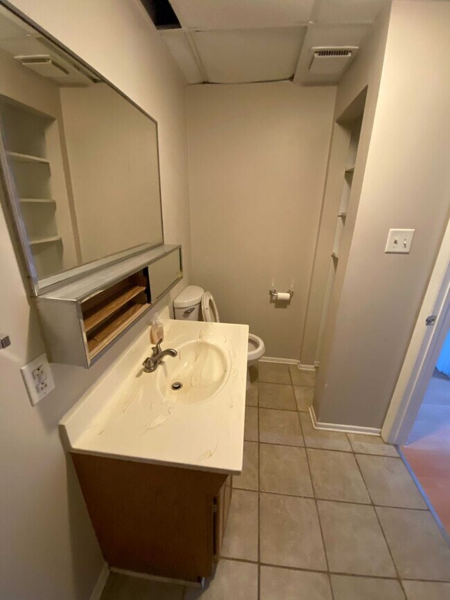 Building Photo - Awesome building in a super convenient neighborhood!