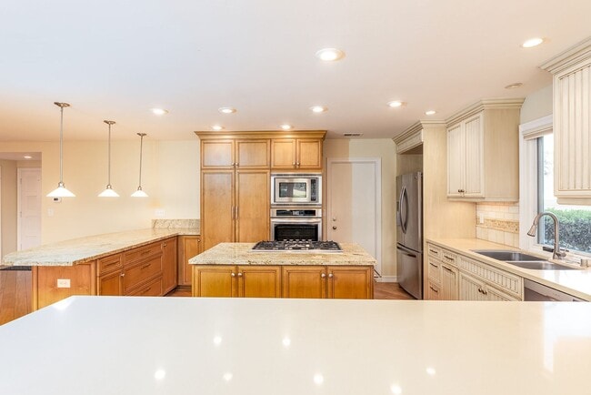 Building Photo - Spacious single level Home with A/C on the Golf Course!