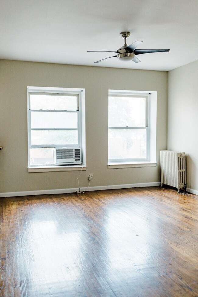 Building Photo - Spectacular Studio Located Where Brooklyn Heights Meets Cobble Hill!