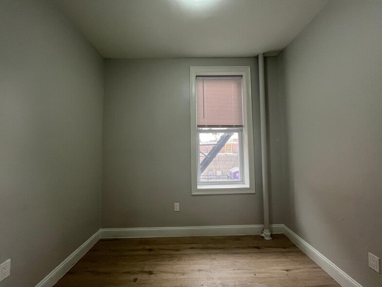 Building Photo - 234 56th St