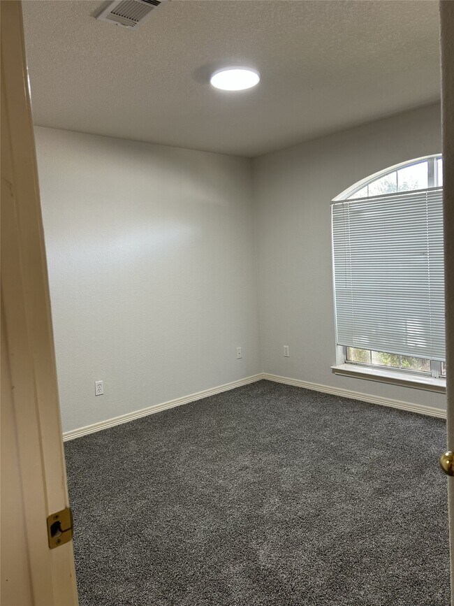 Building Photo - 1006 N Magnolia Dale Dr