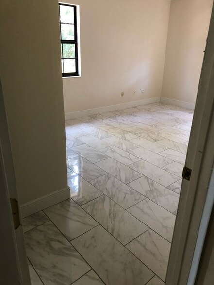 Building Photo - 290 S Old Kings Rd