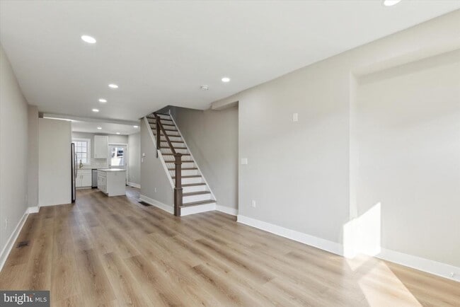 Building Photo - 247 E 6th Ave